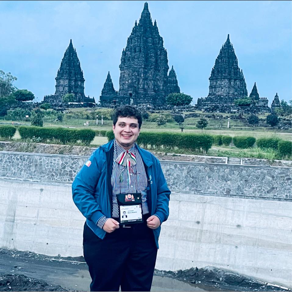 Luis Rodolfo en el templo de Prambanan, Indonesia (IOI 2022)